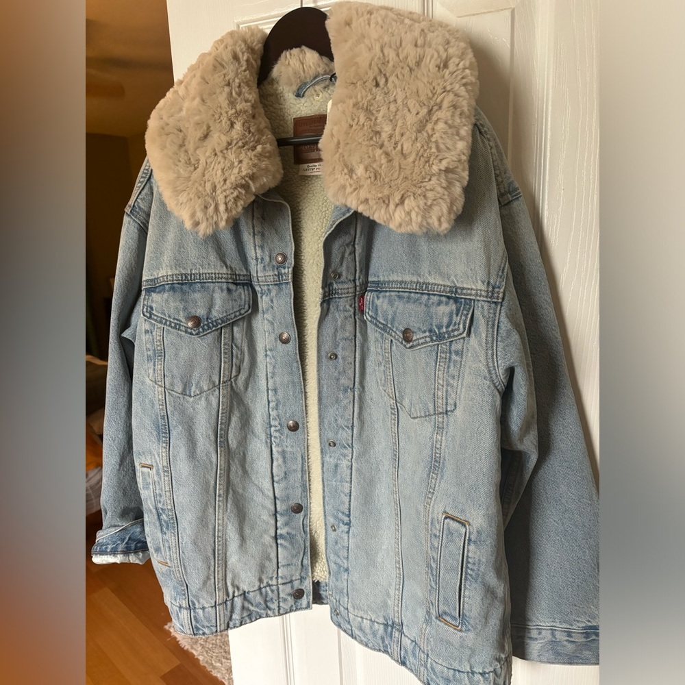 Levi’s OVERSIZED SHERPA TRUCKER JACKET Sz. M